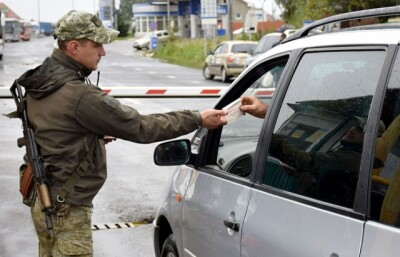 В Україні заборонили виїзд чиновників за кордон під час війни