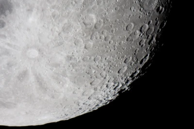 Місяць активно стискається і руйнується: вчені попередили про небезпеку
