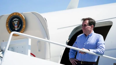 Радник Білого дому з питань національної безпеки Джон Кірбі сідає на борт Air Force One, у вівторок, 16 квітня 2024 року, на якому відбувся брифінг.