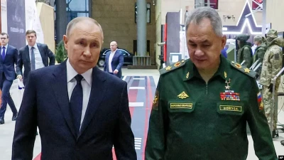 Президент Росії Володимир Путін (ліворуч) і міністр оборони Росії Сергій Шойгу прибувають на зустріч із вищим військовим керівництвом у Москві, Росія, 19 грудня 2023 року. (AP)