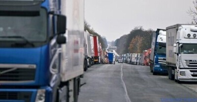 Польські фермери продовжують блокувати рух вантажівок у трьох пунктах пропуску на кордоні: у чергах близько 450 вантажівок, - Держпркордонслужба