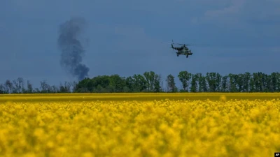 Український вертоліт Мі-8 повертається з бойового завдання на передовій в Харківській області, 19 травня 2024 р. (AP Photo/Євген Малолєтка)
