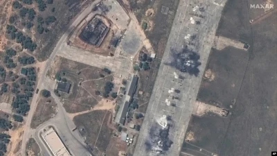 Супутниковий знімок з пошкодженим МіГ-31 та резервуаром пального в Бельбеку, Крим, 16 травня 2024 року. (Maxar Technologies через AP)