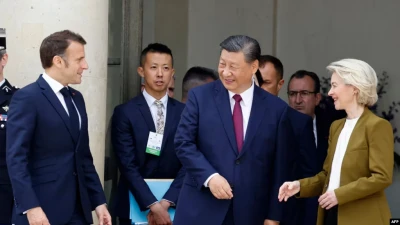 Президент Франції Еммануель Макрон, президент Китаю Сі Цзіньпін і президентка Європейської комісії Урсула фон дер Ляєн після зустрічі в рамках дводенного державного візиту президента Китаю в Єлисейському палаці в Парижі, 6 травня 2024 року. (Фото: Ludovic MARIN / AFP)
