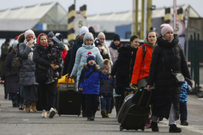 Суперечка із Польщею: Варшава припинить допомогу українським біженцям