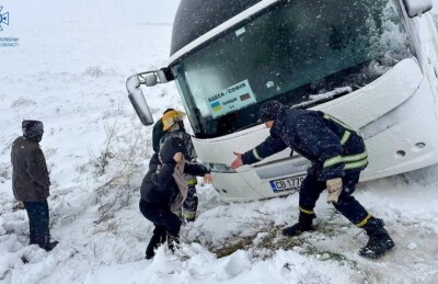 Негода в Україні: перекрито 14 автодоріг, у 16 областях знеструмлені населені пункти