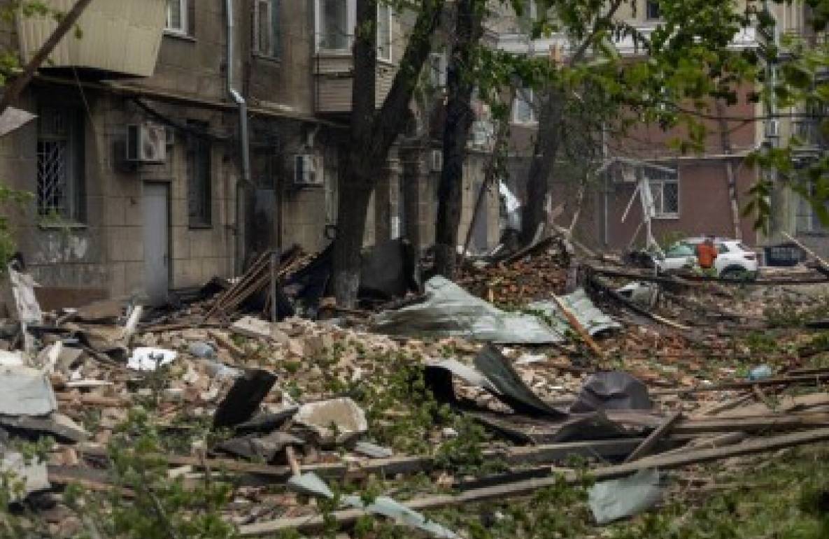 Ракетний удар РФ по Дніпру: кількість постраждалих зросла до 24 осіб, пошкоджено 5 багатоповерхівок, 3 заклади освіти, 7 адмінбудівель, ринок, магазини