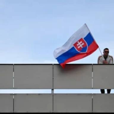 Що призвело до замаху на прем'єра Словаччини? Оглядачі про політичний розбрат, воєнізовані групи та російську пропаганду