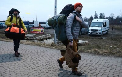 "Ніде не прописано". Чи повертатимуть з-за кордону чоловіків в Україну для мобілізації