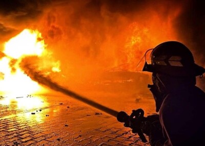 Внаслідок ракетного удару у Святошинському районі Києва горять припарковані авто, - КМВА 