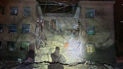 Ракетний удар по Харкову: зруйновано під’їзд багатоквартирного будинку, під завалами люди
