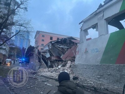 Ракетна атака на Київ: у Святошинському районі палає будівля, у Печерському - влучання в нежитлову будівлю. Госпіталізовано людину (оновлено)