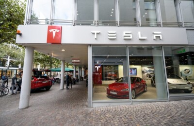 Деталей не вистачає: Tesla призупиняє роботу заводу в Європі