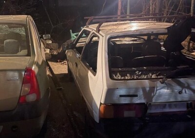 Уламками "Шахедів" пошкоджено будинки та автівки на Дніпропетровщині. Зранку ворог обстріляв Мирівську громаду