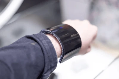 Samsung показала гнучкий смартфон, який можна носити на руці