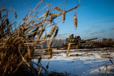 Знищений російський танк стоїть на засніженому пшеничному полі в Харківській області України, 22 лютого 2023 року. ANATOLII STEPANOVAFP ЧЕРЕЗ GETTY IMAGES