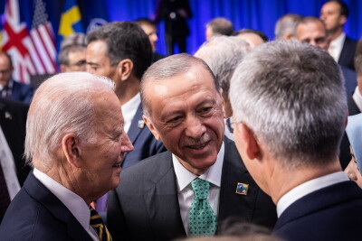 Президент США Джо Байден (зліва) з президентом Туреччини Реджепом Таїпом Ердоганом і генеральним секретарем НАТО Єнсом Столтенбергом на Раді Україна-НАТО зі Швецією, 12 липня 2023 р. (NATO/Flickr)