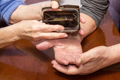 Деякі категорії пенсіонерів можуть отримати грошову допомогу: у ПФУ дали роз'яснення
