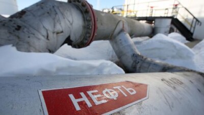 Ціна на нафту РФ за рік впала майже вдвічі