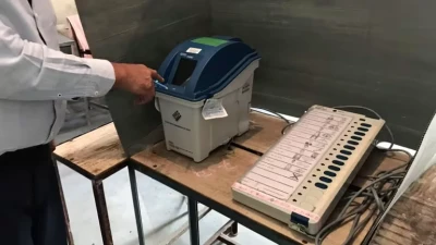 Люди віддають свої голоси за допомогою електронних машин для голосування, натискаючи кнопку навпроти імені обраного кандидата та символу партії. (Фото Юджі Куронума)