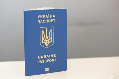 Видача паспортів за кордоном: які категорії чоловіків зможуть отримати документ