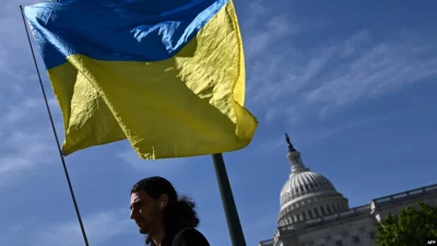 Активісти з українськими прапорами біля Капітолія США у Вашингтоні, 23 квітня 2024. Фото: Mandel NGAN / AFP