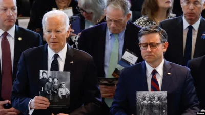 Президент США Джо Байден і спікер Палати представників США Майк Джонсон тримають фотографії жертв Голокосту на церемонії Щорічних днів пам’яті жертв Голокосту в Меморіальному музеї США в США. Будівля Капітолію у Вашингтоні, США, 7 травня 2024 року. REUTERS