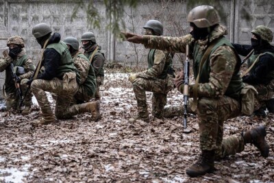 "Нам потрібні всі": виснажена українська армія пробує новий стиль рекрутингу, - WSJ