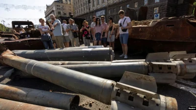 Архівне фото: зруйновані російські бойові машини та зброя виставлені в Києві, серпень 2022 року