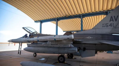 Завантажується зброї на американський винищувач F-16. AP Photo/Mosa'ab Elshamy