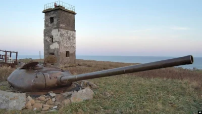 Архівне фото: башта старого танка, встановлена ​​в землі як частина військових укріплень перед маяком поблизу Південнокурильська на острові Кунаширі, одному з Курильської гряди, відомої як Північні території в Японії.