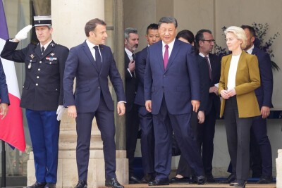 Урсула фон дер Ляйєн із Сі Цзіньпіном та Еммануелем Макроном у Парижі 6 травня. Фотограф: Натан Лейн/Bloomberg