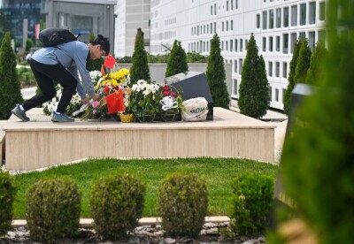 Відвідувач кладе квіти до пам’ятника на місці колишнього посольства Китаю перед державним візитом Сі Цзіньпіна в Белграді, Сербія, 7 травня. Фотограф: Олівер Буніч/Bloomberg