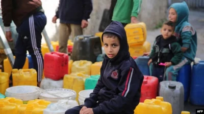 Палестинські діти набирають воду в районі Зайтун у Газі 31 березня 2024 року, на тлі триваючих боїв між Ізраїлем і бойовиками ХАМАС.