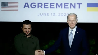 Президент України Володимир Зеленський і президент США Джо Байден підписують двосторонню угоду про безпеку під час прес-конференції на полях саміту G7