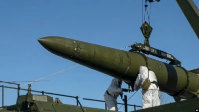 На фото, опублікованому пресслужбою Міноборони Росії 2 лютого 2024 року, завантаження ракету 