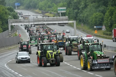 Трактори французьких фермерів прибули, щоб заблокувати шосе на кордоні між Іспанією та Францією під час протесту в Біріату, південно-західна Франція, 3 червня 2024 року. Gaizka Iroz/AFP/Getty Images