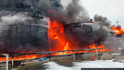 У РФ у місті Азов після атаки дронів горять резервуари з нафтопродуктами