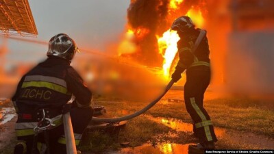 На Київщині третю добу гасять пожежу на промисловому об’єкті, що виникла після атаки РФ – ДСНС