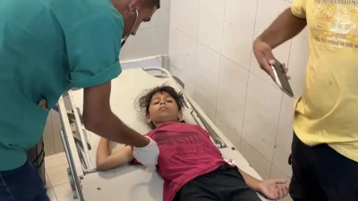 Двох сестер 10-річної Аредж Аль Захднех поранило уламками, розповіла вона BBC із лікарні у Газі
