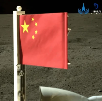 На зображенні, опублікованому державними ЗМІ Китаю, видно місячний зонд з прапором країни