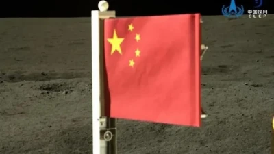 Китайський модуль розгорнув прапор на зворотному боці Місяця – фото