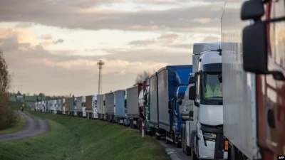 Польща призупинила пропуск вантажівок, які не мають дозволів на міжнародні перевезення – митна служба