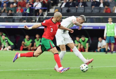Пепе з Португалії (ліворуч) та Бенджамін Шешко зі Словенії (праворуч) борються за м'яч під час футбольного матчу 1/8 фіналу Євро-2024 між Португалією та Словенією у Франкфурті-на-Майні, Німеччина.