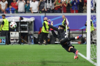 Воротар збірної Португалії Діогу Кошта відбиває другий удар під час серії пенальті матчу 1/8 фіналу Євро-2024 між Португалією та Словенією у Франкфурті-на-Майні, Німеччина.