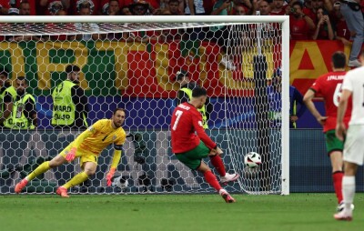 Кріштіану Роналду з Португалії (по центру) не забиває з пенальті під час матчу 1/8 фіналу Євро-2024 між Португалією та Словенією у Франкфурті-на-Майні, Німеччина.