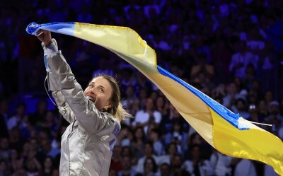 Ольга Харлан з прапором України після перемоги у фіналі Олімпіади-2024.