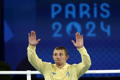 Олександр Хижняк під час нагородження золотою медаллю Олімпійських ігор.