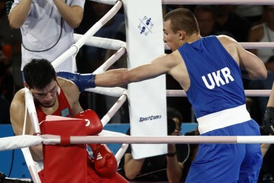 Поєдинок між Олександром Хижняком та Нурбеком Оралбаєм.