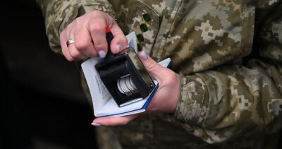 Безперешкодний виїзд за кордон для заброньованих чиновників: що пропонують у ВР